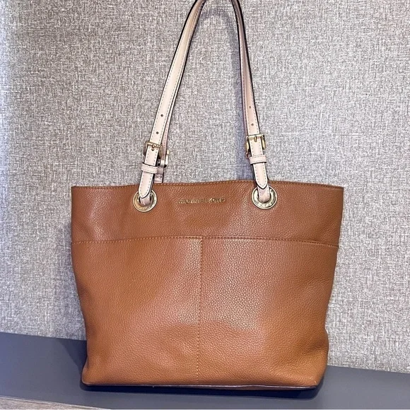 MICHAEL KORS Tan Tote snap closure 4 outside pockets. Adjustable Straps - Picture 1 of 14